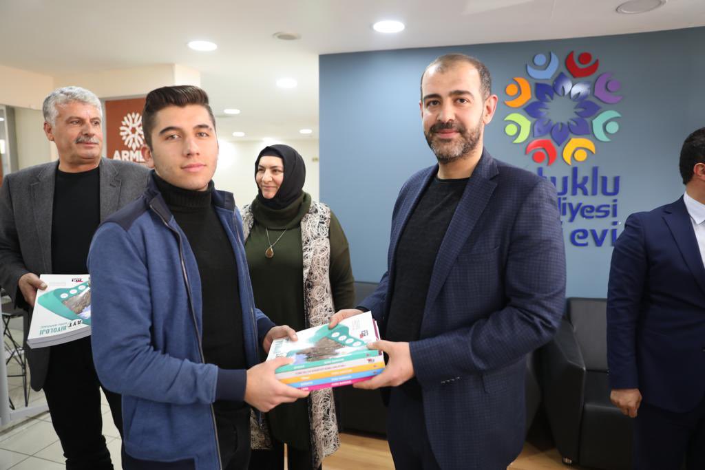 artuklubeltr's tweet photo. Belediye Başkan Vekilimiz Sn.Yavuz Geylani Çaltekin ve Belediye Meclis Üyelerimizle birlikte, Artuklu İlçe Milli Eğitim Müdürümüz Sn.Mehmet Emin Duyan ve beraberindekilerle üniversiteye hazırlanan öğrencilerimize konu anlatım ve deneme kitapları dağıtımı gerçekleştirdik. https://t.co/Timm8FyYKc