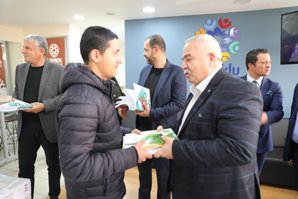 artuklubeltr's tweet photo. Belediye Başkan Vekilimiz Sn.Yavuz Geylani Çaltekin ve Belediye Meclis Üyelerimizle birlikte, Artuklu İlçe Milli Eğitim Müdürümüz Sn.Mehmet Emin Duyan ve beraberindekilerle üniversiteye hazırlanan öğrencilerimize konu anlatım ve deneme kitapları dağıtımı gerçekleştirdik. https://t.co/Timm8FyYKc