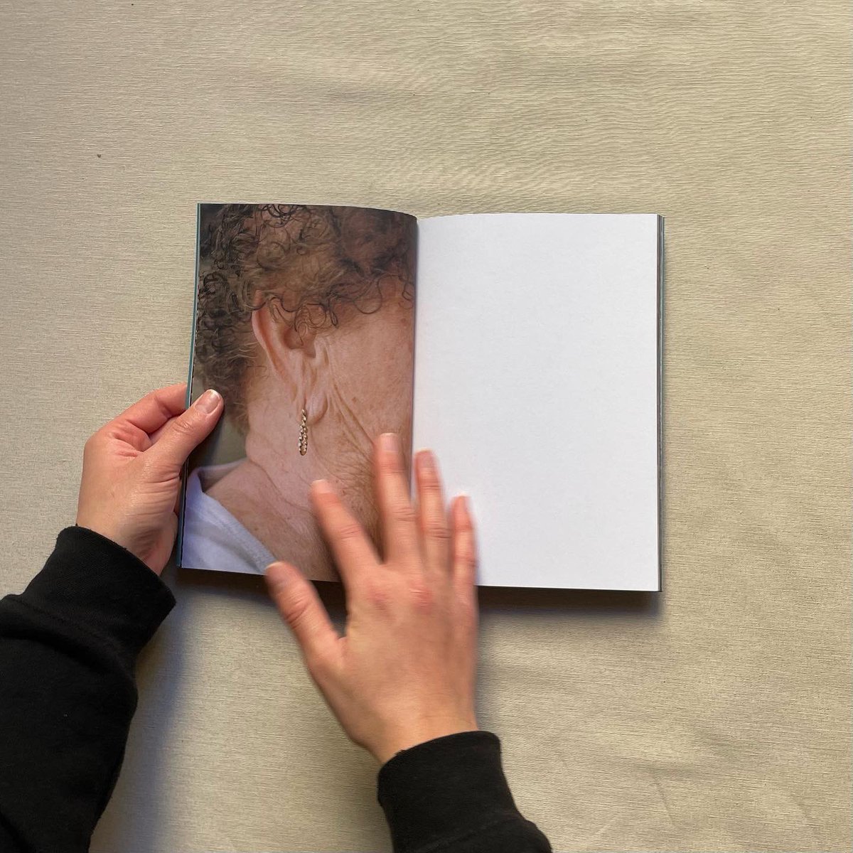 angelesaracil9's tweet photo. ‼️YA DISPONIBLE ‼️📕 
Por fin! Después de varios meses puedo anunciar que ya está a la venta mi primer foto libro “Irreversible”.
Si estás interesadx en llevarte uno no dudes en escribirme al MD 📩

Gracias a todas las personas bonitas que tengo en mi vida q me apoyan siempre ❤️ https://t.co/AxwU9gCUmJ