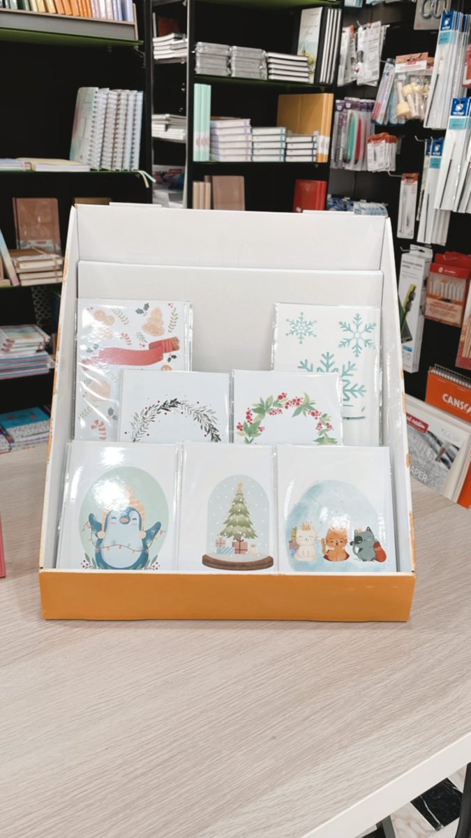 maduiixa's tweet photo. Si no tienes plan esta tarde y aún no tienes postales navideñas… Estaré de 18h a 20h vendiendo y personalizando con lettering mis postales navideñas en  la papelería Alfil Sants de Barcelona💛 https://t.co/WnsGwUmvaP