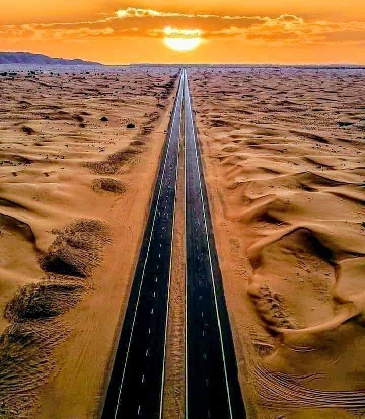 ConnaisAfrique's tweet image. Elle part de l'Algérie🇩🇿 et relie la Tunisie🇹🇳, la Mauritanie🇲🇷, le Mali🇲🇱, le Niger🇳🇪, le Nigeria🇳🇬 et le Tchad🇹🇩, sur une longueur de 5 000 km.

Abonne-toi!