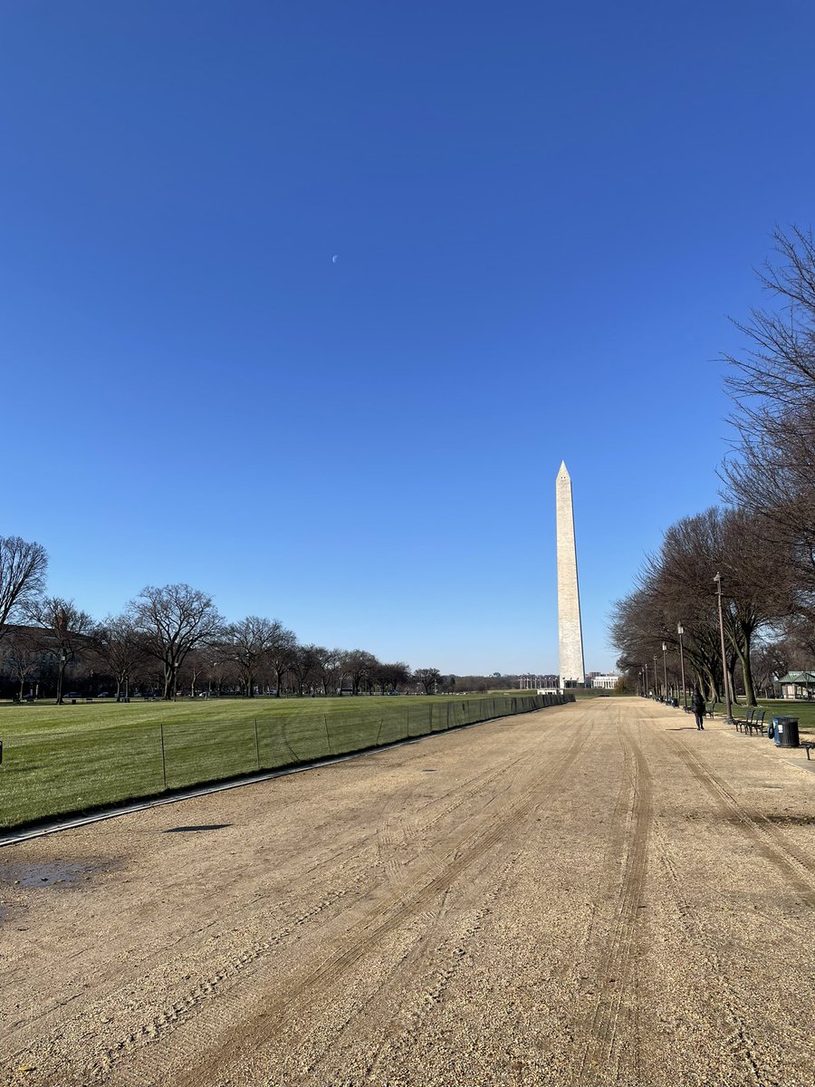 PockHistory's tweet photo. Day 7 continues with a departmental favourite: the monuments and memorials tour. Mr Braidwood kicks things off with the Washington Monument, a towering obelisk dominating the DC vista, remembering THE Founding Father #howweremember https://t.co/r6Pj7TkcWg