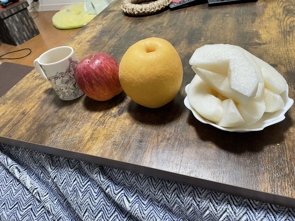 2426W's tweet photo. 左からマグカップ、林檎、デカ梨、デカ梨（フルヌード） https://t.co/nnVJRqfKHy