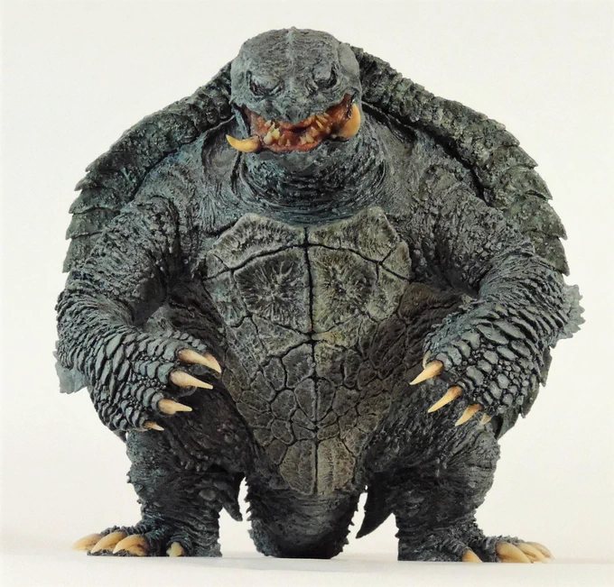 オリジナルイメージ・ガメラ その2甲羅をとにかく「デカく広く・トゲトゲではなく堅牢な感じ」を意識しました。ガメラはゴジラと同じく「背中で語れる怪獣」ですので。画像→ 