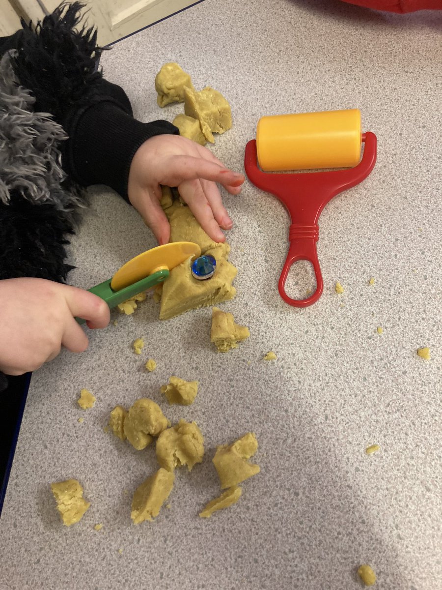 osbornecnweb's tweet photo. Strengthening fine manipulative skills using cinnamon scented playdough! ⭐️ “I’m squashing mine flat” “I cut 6 lines” “I made a seren!” #Fascinations @misshappyjones @BrimbleGaynor @EAS_EarlyYears @FroebelTrust @NewportFIS https://t.co/D3qQz37ivx
