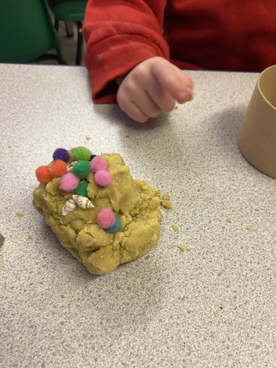 osbornecnweb's tweet photo. Strengthening fine manipulative skills using cinnamon scented playdough! ⭐️ “I’m squashing mine flat” “I cut 6 lines” “I made a seren!” #Fascinations @misshappyjones @BrimbleGaynor @EAS_EarlyYears @FroebelTrust @NewportFIS https://t.co/D3qQz37ivx
