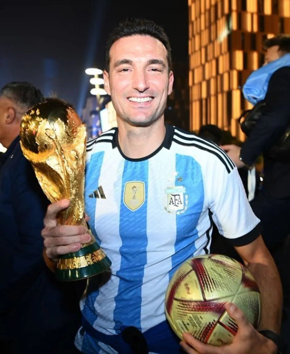 FutbolDigitalok's tweet photo. Perdió apenas 5 partidos de 57. Le dio la Copa América a la Selección Argentina después de 28 años, la Finalissima y ahora la saco CAMPEONA DEL MUNDO tras 36 años con 19 jugadores que nunca habían jugado un Mundial.

GRACIAS ETERNAS, LIONEL. 💙🏆🇦🇷 https://t.co/G12vEIqnsc