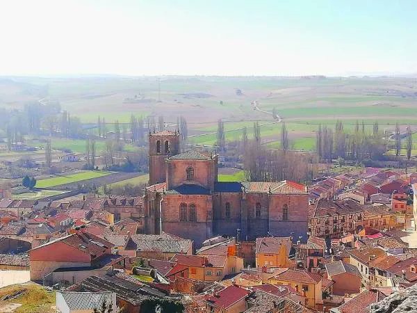CyLEsVida's tweet photo. Considerado como uno de los pueblos más bonitos de Burgos, Peñaranda de Duero es el destino ideal para una escapada de fin de semana 
Más información 👉https://t.co/jrM3waRi6K 
@HOTELESnet https://t.co/NrNuc5XGBP