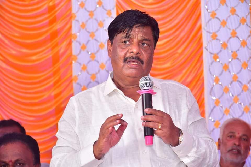 CMahadevappa's tweet photo. ಸದನದಲ್ಲಿ ಕಳೆದ 4 ವರ್ಷಗಳಿಂದ ಬಿಜೆಪಿಗರಿಗೆ ನೆನಪಾಗದ ಸಾವರ್ಕರ್ ಚುನಾವಣೆಗೆ ನಾಲ್ಕೈದು ತಿಂಗಳಿರುವಾಗ ನೆನಪಾಗಿದ್ದು, ಜನಪರವಾಗಿ ಅಡಳಿತ ನಡೆಸುವ ಯೋಗ್ಯತೆ ಇಲ್ಲದ ಬಿಜೆಪಿಗರಿಗೆ ರಾಜ್ಯದಲ್ಲಿ ವಿವಾದ ಎಬ್ಬಿಸಿ ಜನರ ನೆಮ್ಮದಿಯನ್ನು ಮತ್ತಷ್ಟು ಹಾಳು ಮಾಡುವುದೇ ಇವರ ಆದ್ಯ ಗುರಿಯಾಗಿದೆ 

1/2 https://t.co/XeRK3RMux3
