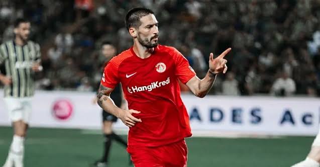 tatangaholigans's tweet photo. 🔥 Sakaryaspor, Antonio Mrsic transferinde gelişme kaydetti.

Oyuncunun da Sakaryaspor'a gelmeye sıcak baktığı öğrenildi. 

 Daha önce bu ligde şampiyonluk yaşamış tecrübeli ismi kadrosuna katmak isteyen yeşil siyahlılar, transferi bitirmeye çok yakın. https://t.co/k1tg6Wxeqb