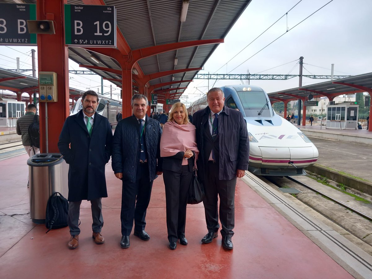 bernabepaco's tweet photo. Día de sensaciones encontradas:

Feliz, porque por fin llega hoy a la #RegióndeMurcia el #AVE por el que tanto hemos luchado.

Triste, porque por decisiones políticas de Sánchez lo hace con 4 años de retraso y con sólo 2 trenes (casi) directos a Madrid.

Merecemos más respeto. https://t.co/yXoqA5YNv7