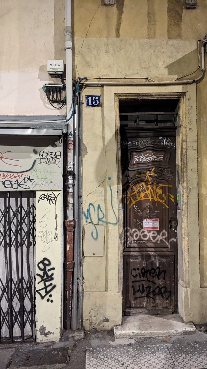 TaniaDCF's tweet photo. #Signalement d'1 immeuble à #Marseille sur https://t.co/exFqfSrhPJ depuis 8j. Tjrs pas de nouvelles. Du coup on appelle @Pompiers_13 ? @Gendarmerie_013 ? @BenoitPayan ? https://t.co/64ipTpuobZ