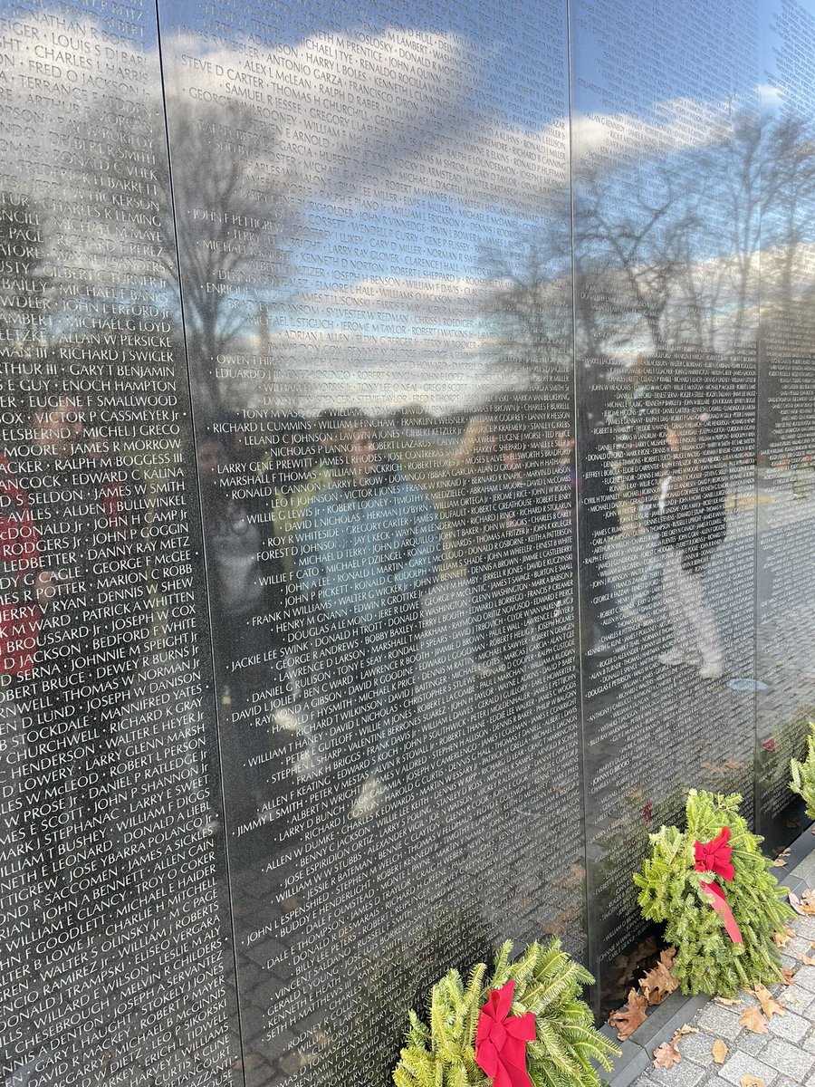 PockHistory's tweet photo. Then onto the memorials to the Vietnam War. Mr Hall discusses the difficulties of memorialising divisive conflicts and the symbolism of memorialisation, comparing this one with the WWII memorial #howweremember https://t.co/E5MRgHsSTu