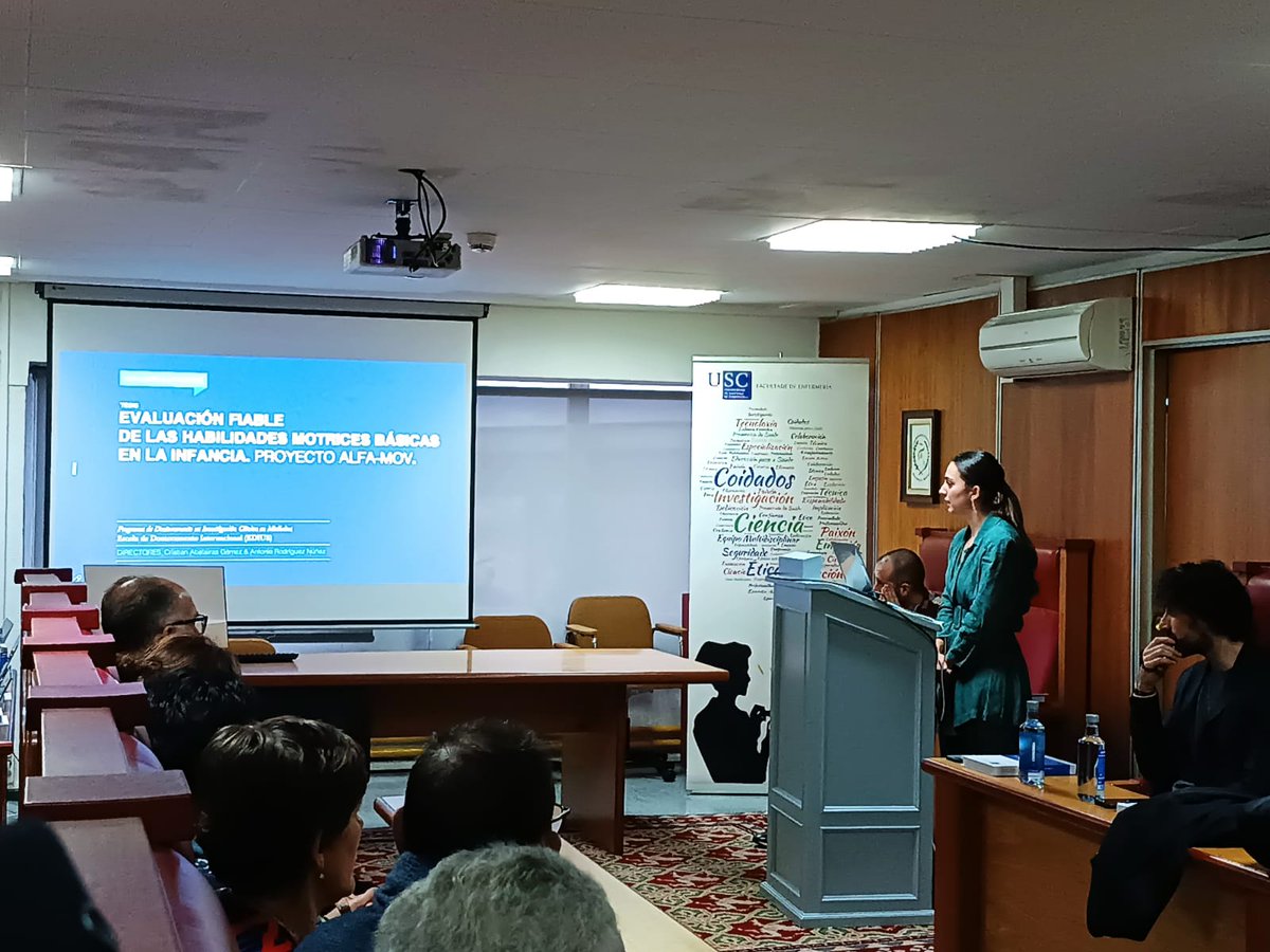 UscEnfermeria's tweet image. 🎓Excelente defensa da tese de doutoramento da enfermeira Aida Carballo Fazanes, que indagou na avaliación das habilidades motrices básicas na infancia. 
Gran exemplo de investigación interdisciplinar. Parabéns a ela e ao seu equipo e directores @AG_Cristian_e @afurozzo 👏