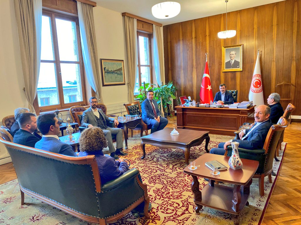 mucahit2929's tweet photo. #MilSen Olarak Plan Bütçe Komisyon Başkanı Çevdet YILMAZ'ı Ziyaret Ettik.
Sendikal barajın bir seçim öncesi yangından mal kaçırırcasına meclise getirilmesinin yanlışlığına dikkat çektiğimiz ziyarette,sendikaların kendi ikballeri için siyasete zarar vermeye çalıştığını vurguladık. https://t.co/mp08BWRUcm