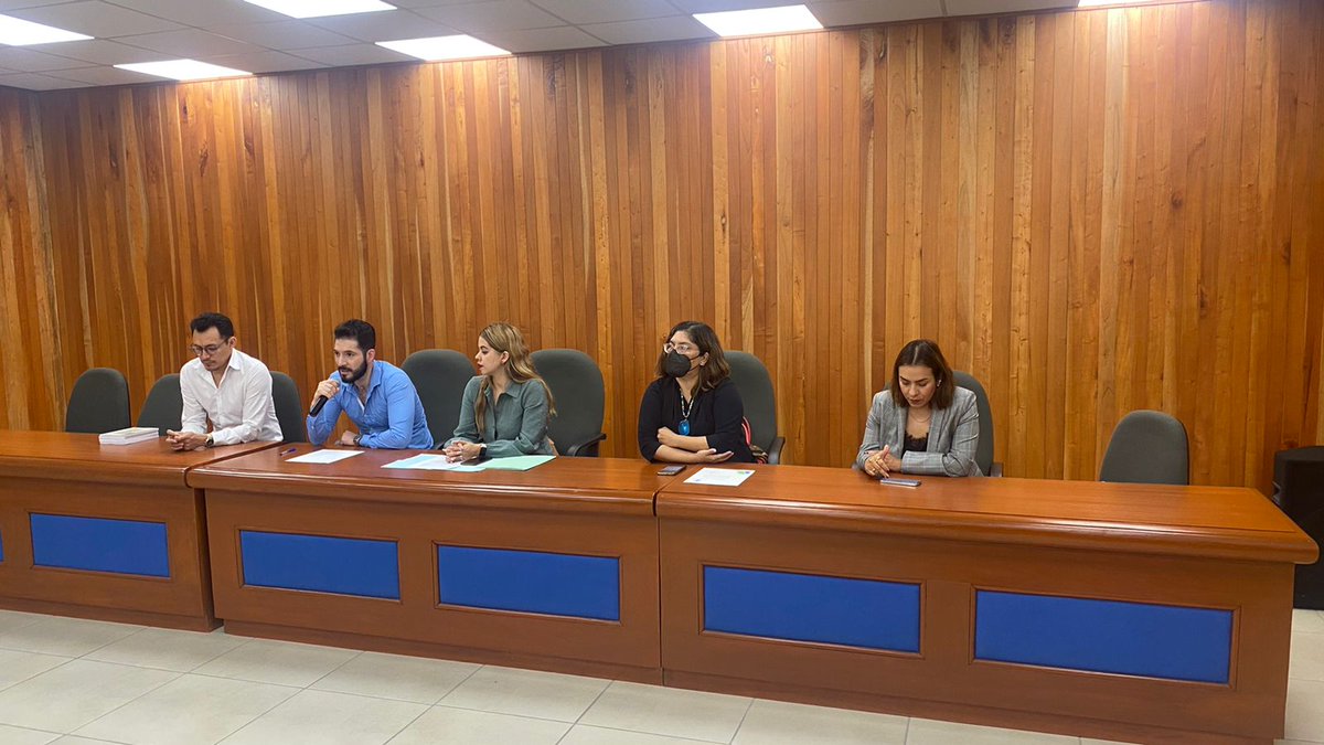 Los doctores Irvin Uriel López Bonilla y Jorge Reyes Negrete, presentaron, en la UV campus Xalapa y Veracruz, el libro "Derechos Humanos y Defensa Pública", del cual son coordinadores y autores. Material bibliográfico se publicó bajo el auspicio y sello editorial del CONCYTEP.