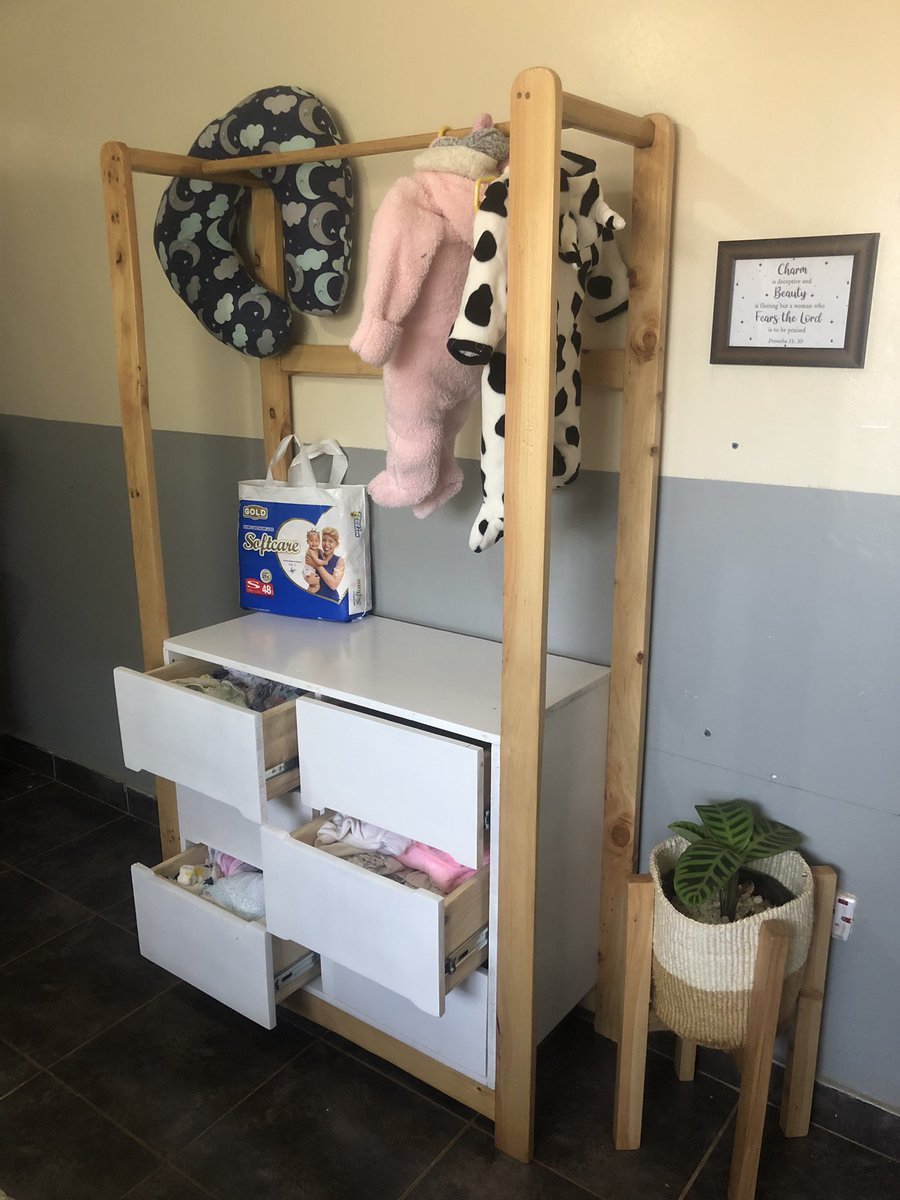 lialijoseph's tweet photo. Those baby clothes don’t have to be a pain storing away and retrieving.

And a bad back need not be a dread every time the diapers get changed.

#chestofdrawers
#diaperchangingplatform
#Ask_And_It_Shall_Be_Carved

#LiaLi’s
#Carving_Smiles https://t.co/DYCykD64x1