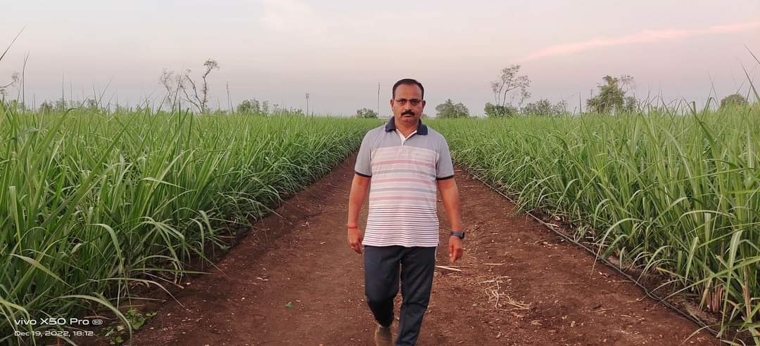 suresh_kabade's tweet photo. घामाच्या थेंबा थेंबात रक्ताचं पाणी,आली कष्टाची भाकर उगवून..
सार शिवार गेलं नटून हिरव्या शालूत डोळ्यात हिरव स्वप्न पांघरून...
*✍️ शेतीनिष्ठ श्री सुरेश कबाडे
@AjitJisl
@BDJade1
@AbhijitMDeore1
@Gokultarle1
@ShukklaArvind https://t.co/P3wX0ro8pi