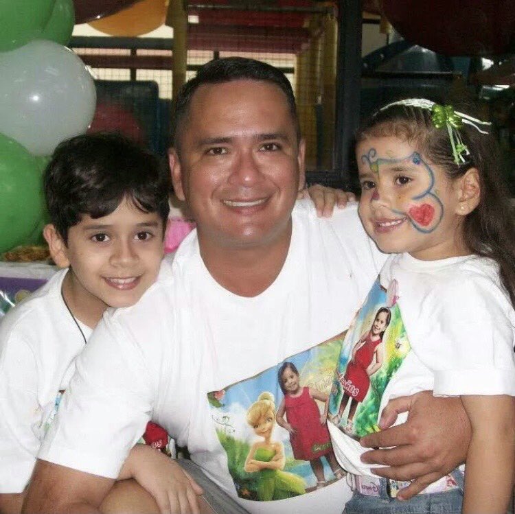 raulrivas05_1's tweet photo. Hoy no es jueves de #TBT pero si uno de los días más felices de mi vida. Esta foto fue hace diez años y le organizaba la fiesta de cumpleaños a la princesa de papá. Tenía apenas cuatro años. Por siempre será mi foto favorita. #MisPeques #YaSon14 https://t.co/MgT3gEVndy