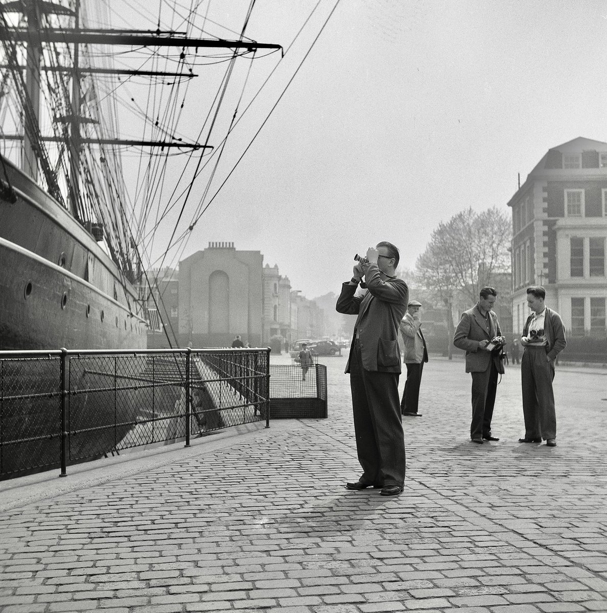 antinomydesigns's tweet photo. #foundnegative posting images from a lot of black and white medium format negatives from the 1950’s. A really beautifully composed shot https://t.co/dcha6iFoKj