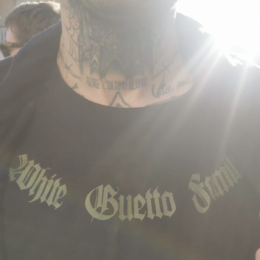 sisebutodivisio's tweet photo. ESTE AÑO POR NAVIDAD REGALA WHITE GUETTO FAMILY https://t.co/GYHSCerBUJ