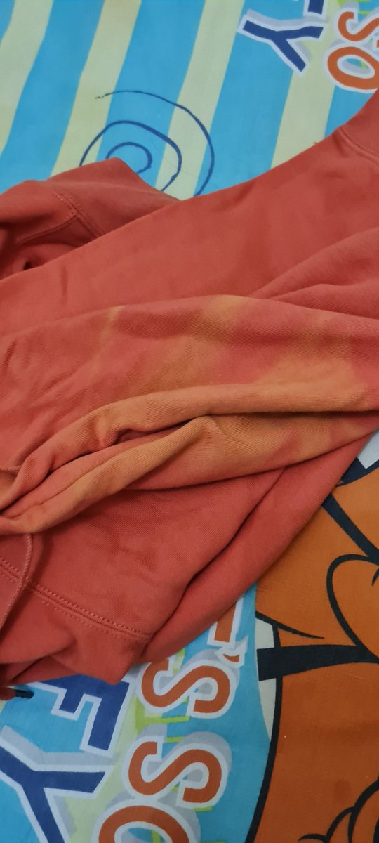 ginamaftuhah's tweet photo. Hoodie uniqlo baru dapet diskonan. Dipake mudik sekali. Diumbah-umbah mesin cuci sm kanjeng romo. Mblurek mbladus ngene, Pak !! https://t.co/p9yQ5aAkSz