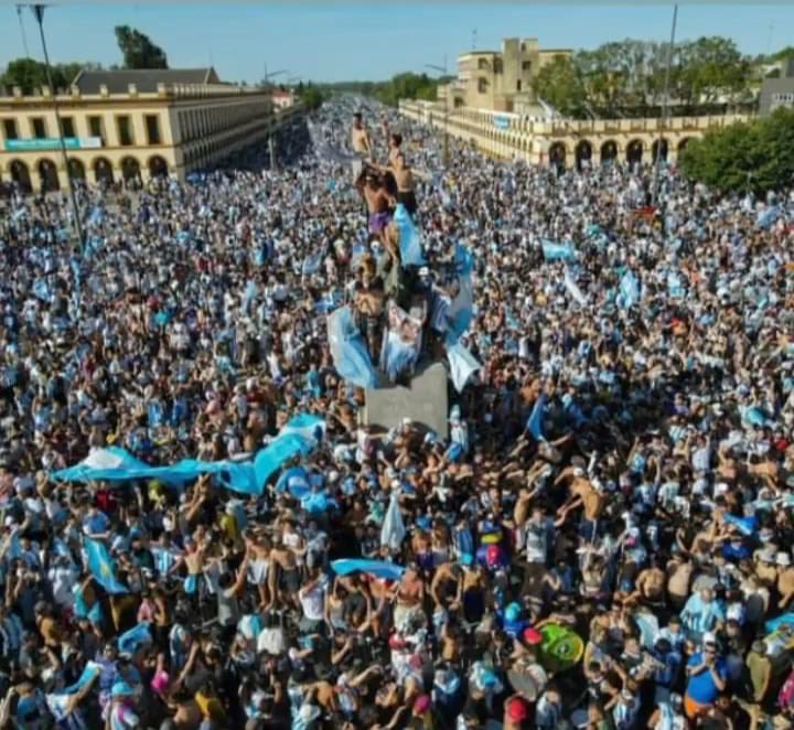 nelsoncorderov4's tweet photo. Grande! Che, No podemos decir que la alegría se comparte! Más bien se multiplica.
Una selección enérgica y viril que lo enfrentó todo, pero que salió a ganar 🏆. Felicidades al más grande Messi, a toda la selección y a los Argentinos. https://t.co/4822MCBK18