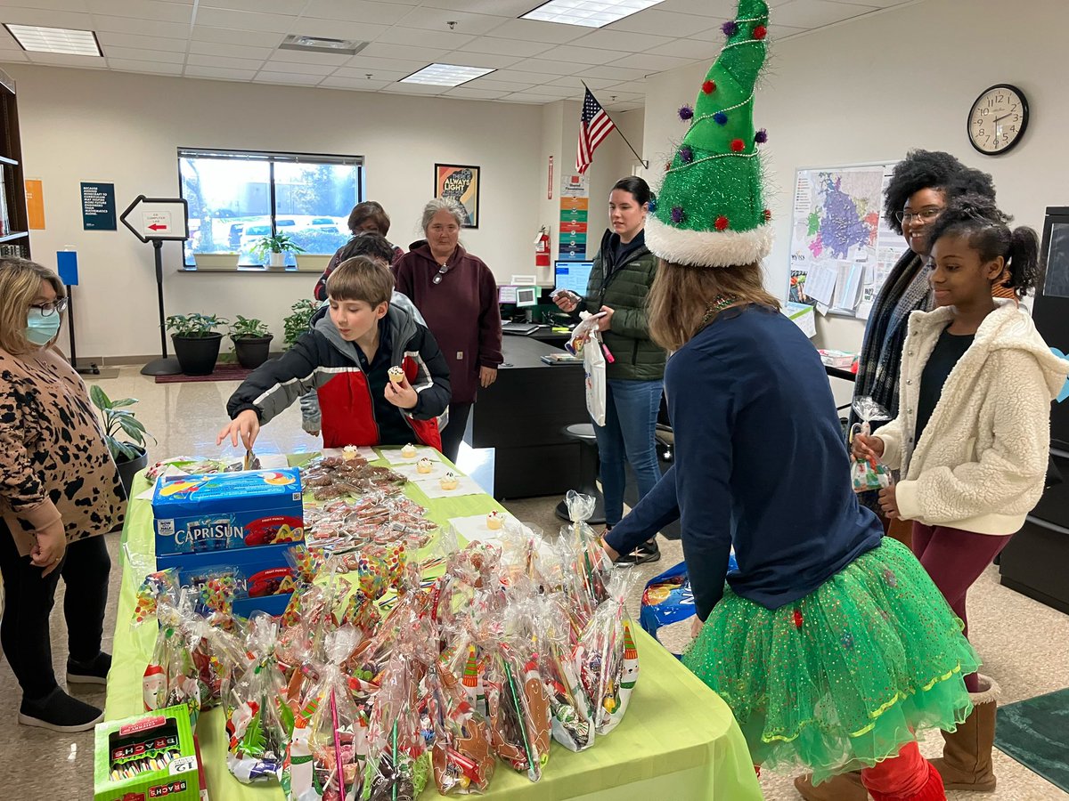 wsfcsvirtual's tweet photo. It was so lovely seeing everyone at our Third Grade Winter Meet and Greet! Thank you to our 3rd Grade teachers and families for making this special day possible. ❄️🎄🍎 #WSFCSVirtualAcademy #wsfcs https://t.co/8Z1s9ApPSI