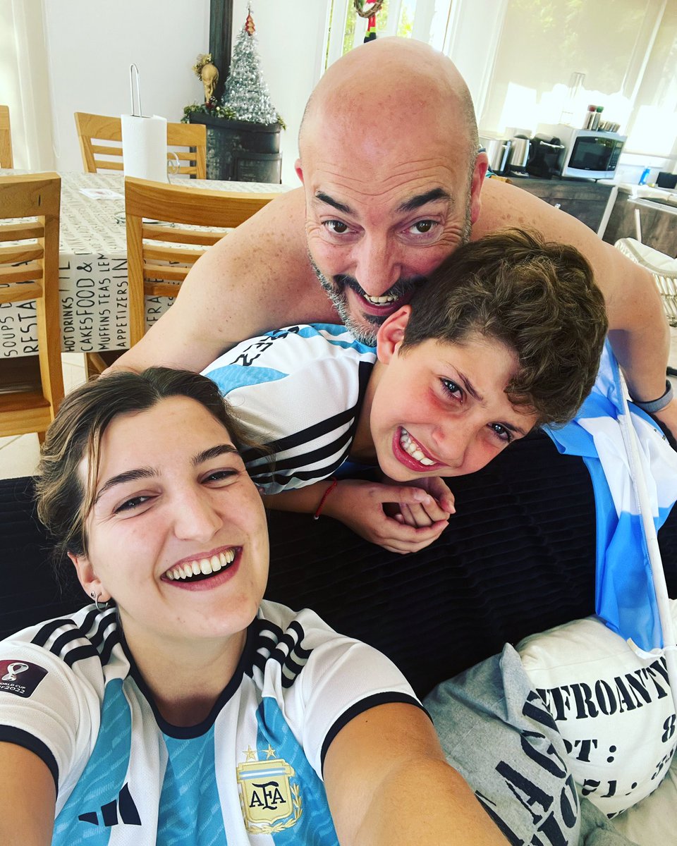 LA LOCURA ES TOTAAAL! 🇦🇷❤️

Nacimos para sufrir si, pero que lindo es ser argentinos!

Somos campeones del mundo, carajo!!!