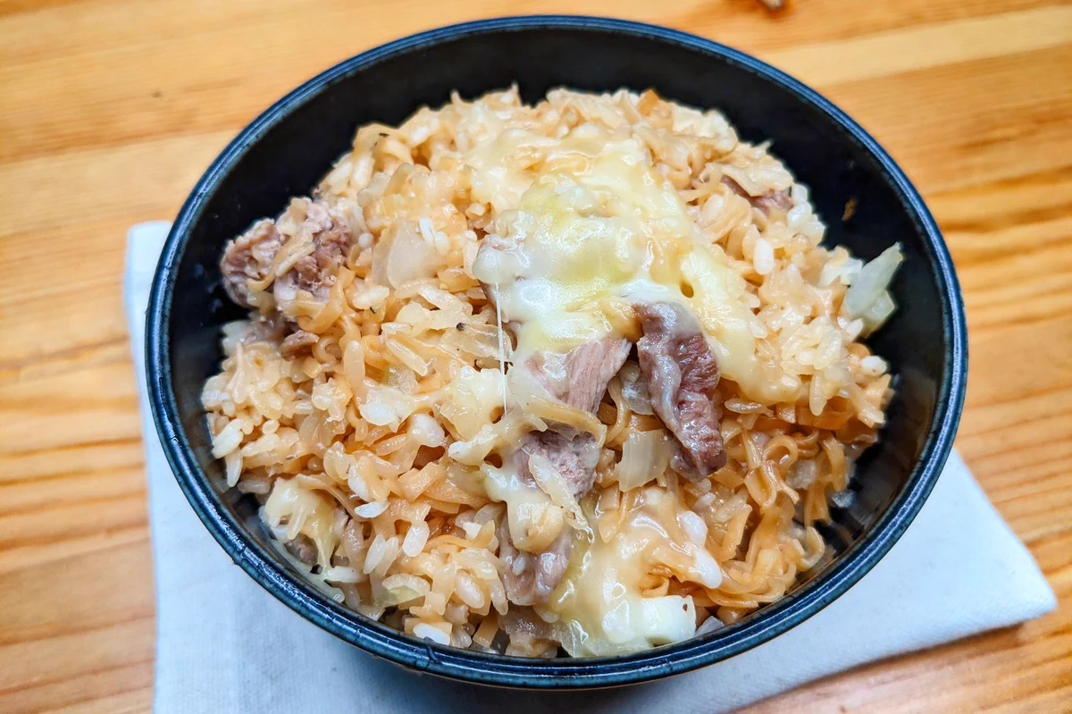 ほとんど炊飯器にお任せで作れるから簡単でお手軽！チキンラーメンなどを使った「炊き込みご飯」レシピ！