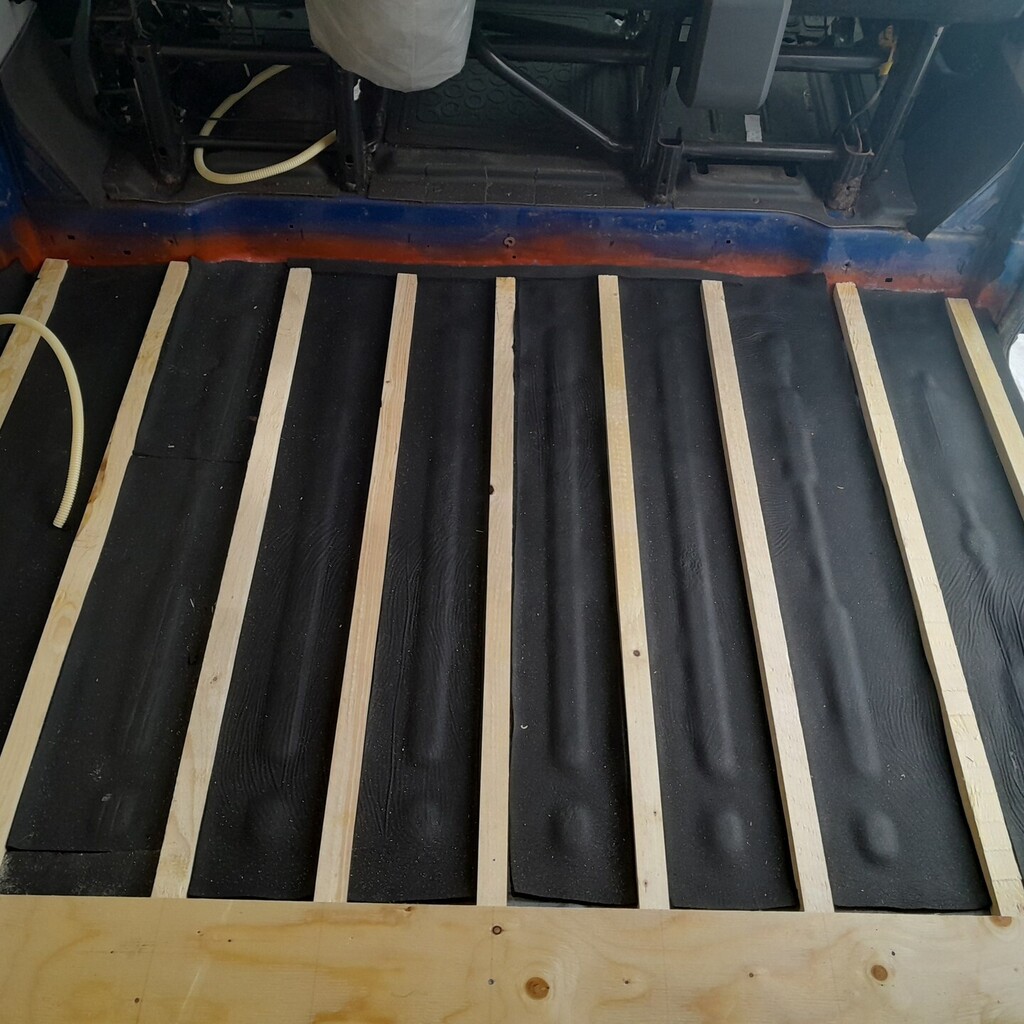 TubeScorpio's tweet photo. Då vi saknade en leverans av Kaiflex från Rörfokus så fick det bli Armaflex från Bilstereohörnan. Lite dyrare men då fick ja ju i allafall leveransen. Så idag blev det lite "osynligt" jobb. Lyfta upp golvet och isolera det sista på golvplåten. Nu är det bara upptill mellan t… https://t.co/knvz4iTqi1