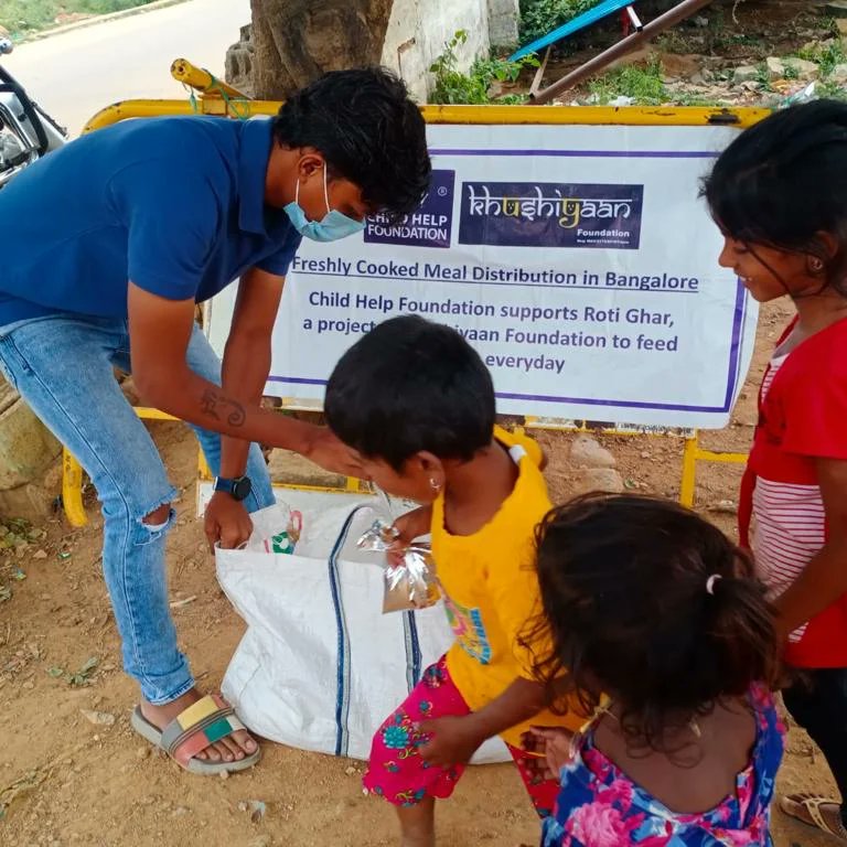 RotiGharIndia's tweet photo. 15/12/2022

Roti Ghar Daily 
Bangalore Location 02
Roti Ghar: Day 1827

“Every time you smile at someone, it is an action of love.” 

Spread this love through and through by giving people a reason to smile 💗

 #good #humanityfirst #servinghumanity #Rotigharkids #Rotighardairies https://t.co/1Yi1s3W4cy