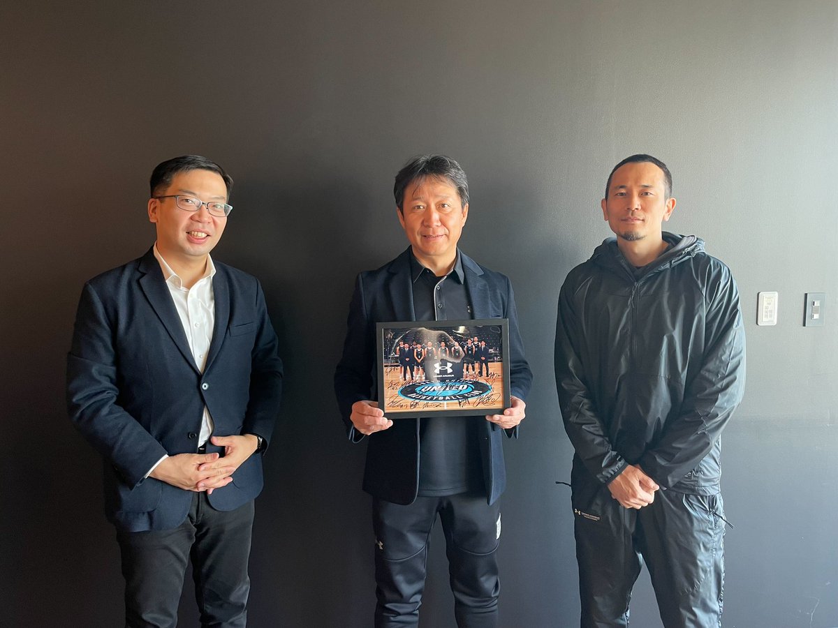 TUBCofficial's tweet photo. TUBCオフィシャルウェアサプライヤーである株式会社ドーム様に会長の家本と宮田選手がご挨拶に伺いました。
北島代表から激励のお言葉をいただき、日々クラブへのサポートの御礼もお伝えさせていただきました。
TUBCは『#アンダーアーマー』と共に残りのシーズンも戦っていきます！
@UnderArmour_Jp https://t.co/TTk2hI4ECP