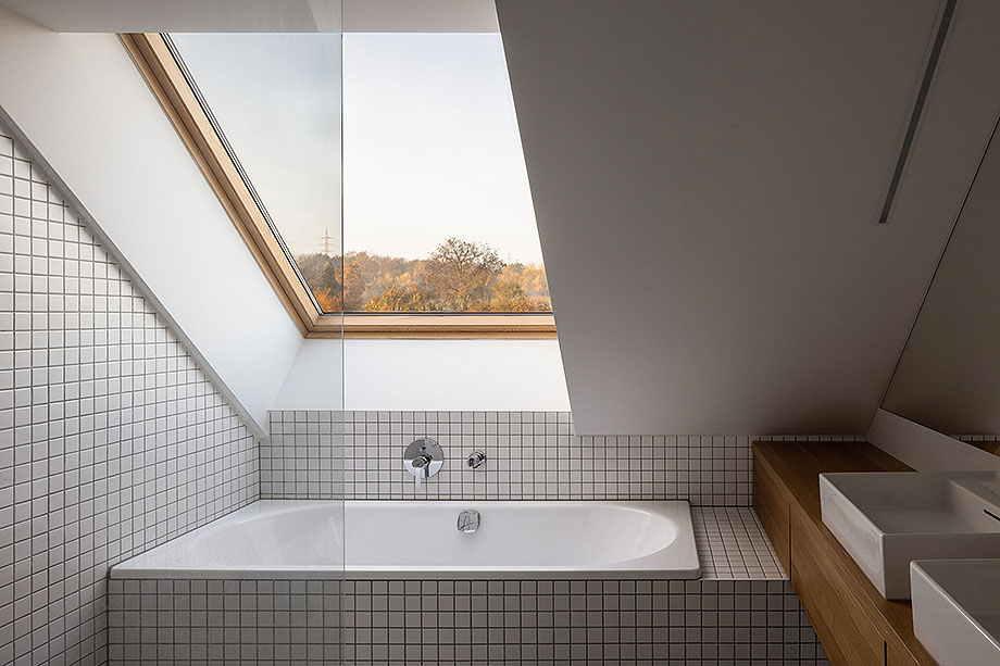 Casa sostenible en un pequeño pueblo checo, por el arquitecto Radek Pasterný (CL3).
-> Fotografías: Tomáš Slavík
-> interioresminimalistas.com/2022/12/19/cas…
-> <a href="/LinkaNews/">LINKA</a> #casas #arquitectura #diseñointerior #interiores #casasmodernas
