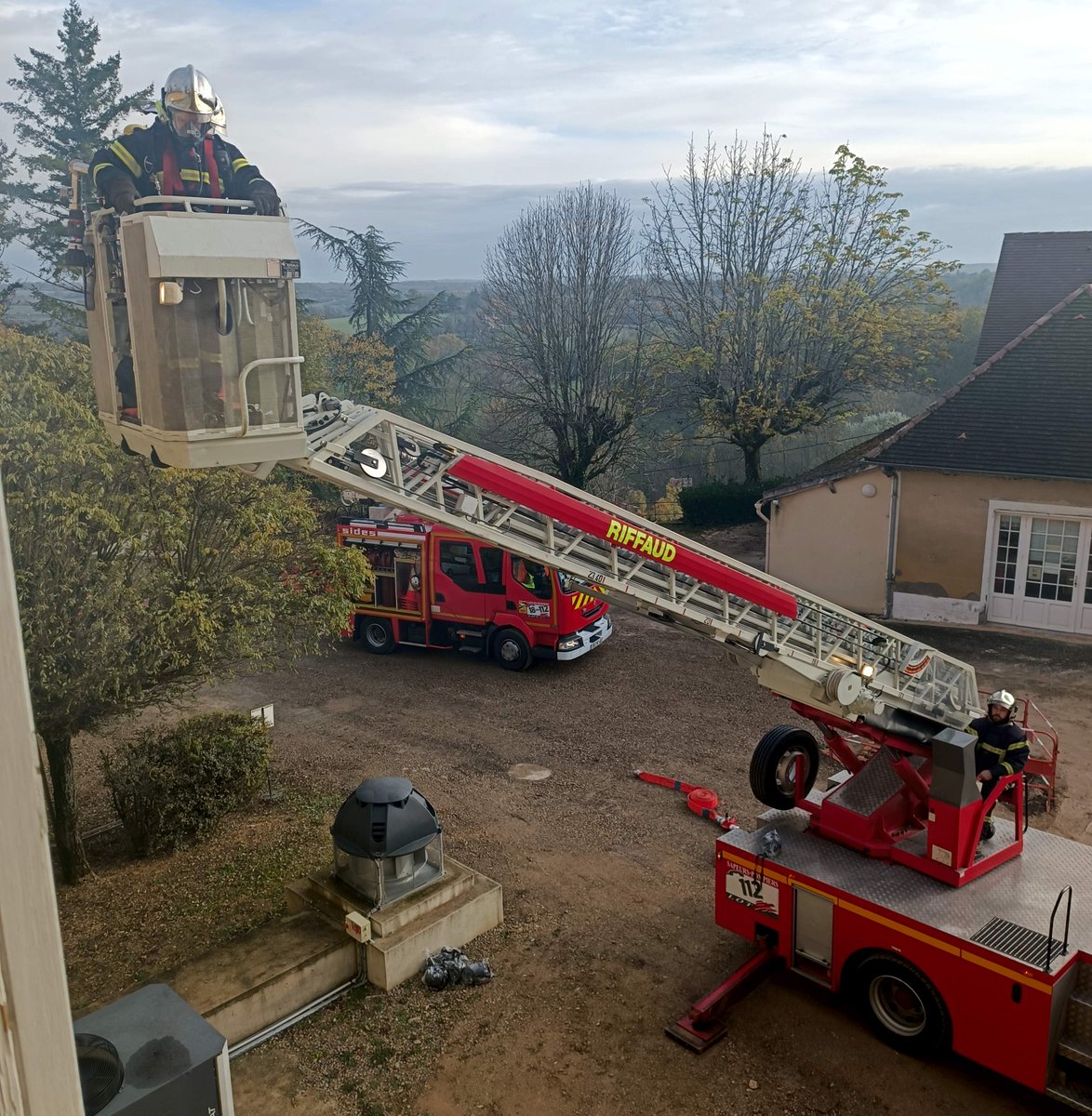 PompiersDuLot's tweet photo. Les @PompiersDuLot des CIS #LabastideMurat et #Gourdon en manœuvre #Incendie sur le site du centre médical #LaRoseraie à #Montfaufon le 3-12.
https://t.co/ANl8ADlAeN https://t.co/xhbOj93htp