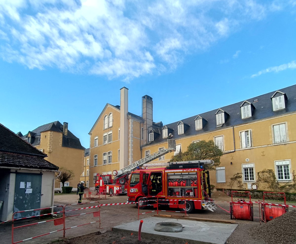 PompiersDuLot's tweet photo. Les @PompiersDuLot des CIS #LabastideMurat et #Gourdon en manœuvre #Incendie sur le site du centre médical #LaRoseraie à #Montfaufon le 3-12.
https://t.co/ANl8ADlAeN https://t.co/xhbOj93htp