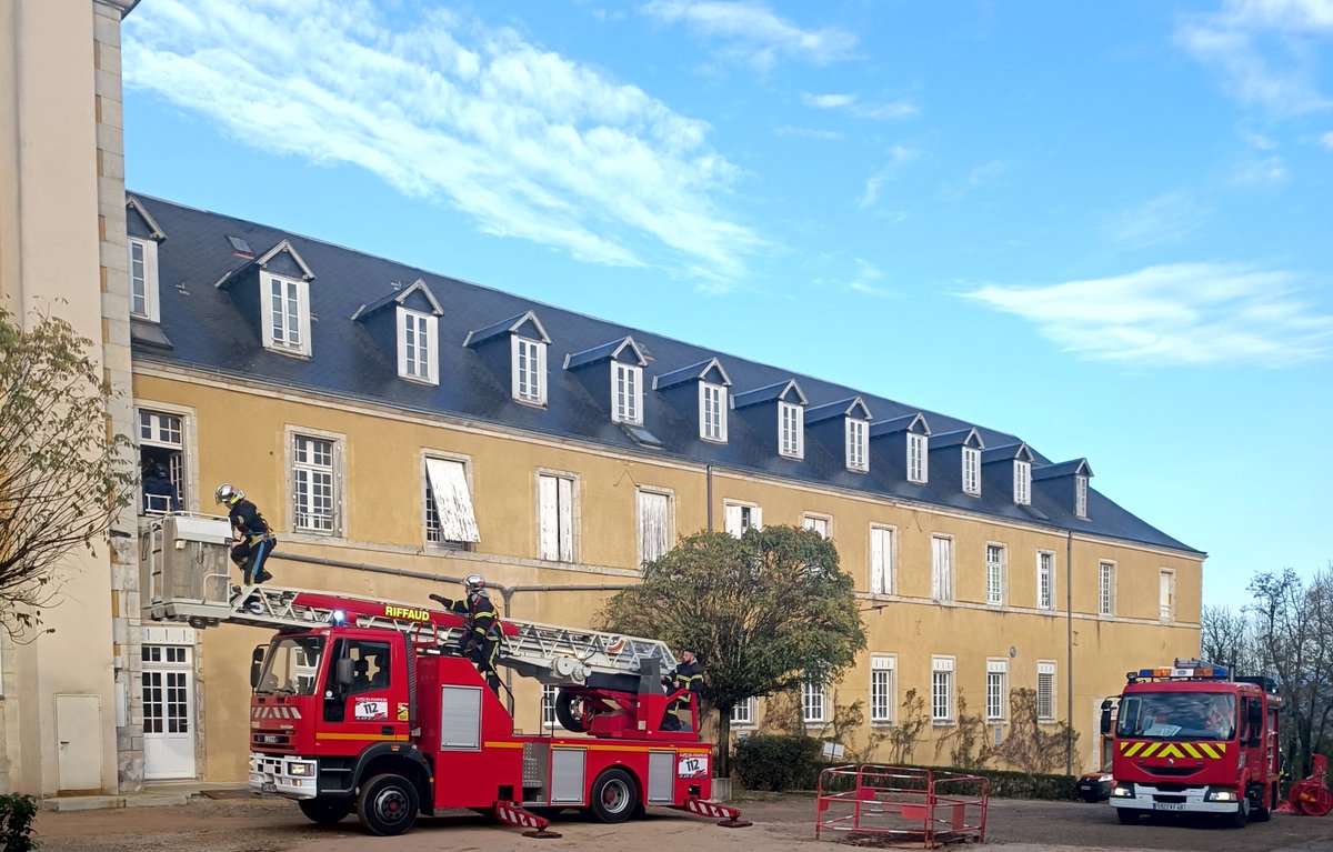 PompiersDuLot's tweet photo. Les @PompiersDuLot des CIS #LabastideMurat et #Gourdon en manœuvre #Incendie sur le site du centre médical #LaRoseraie à #Montfaufon le 3-12.
https://t.co/ANl8ADlAeN https://t.co/xhbOj93htp