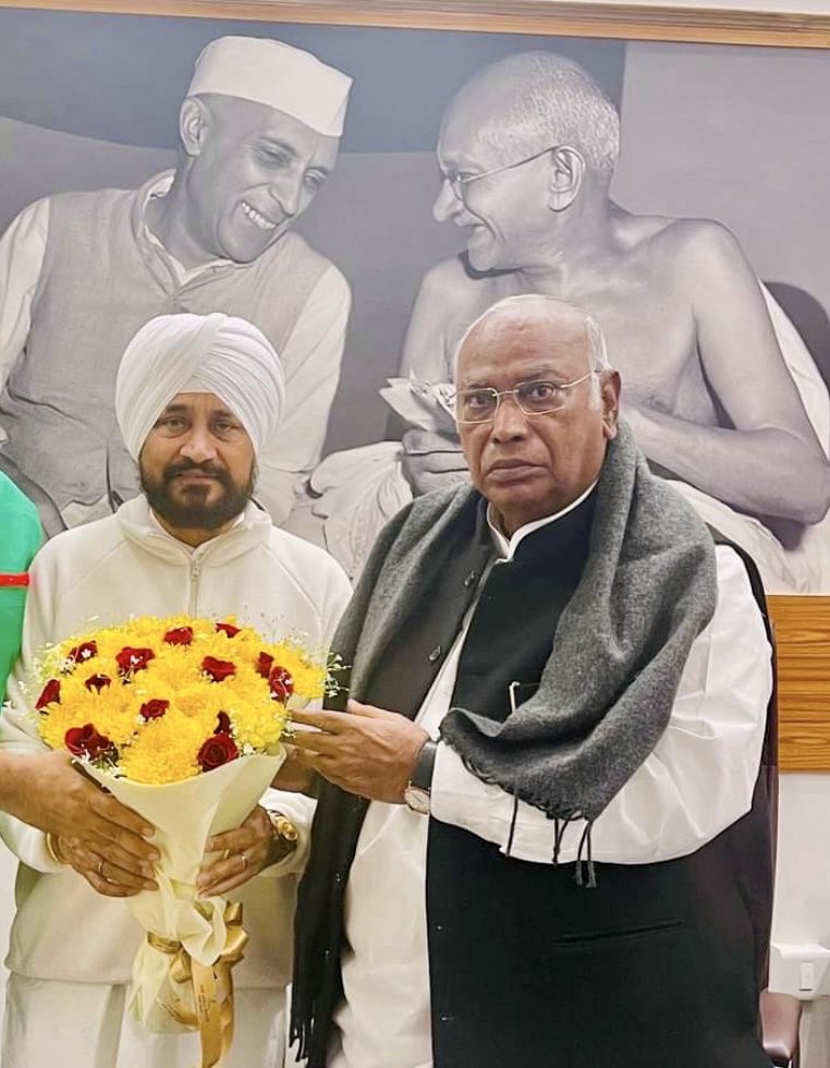 indiaWithNews's tweet photo. पंजाब के पूर्व मुख्यमंत्री ⁦@CHARANJITCHANNI⁩ ने दिल्ली में ⁦कांग्रेस अध्यक्ष ⁦@kharge⁩ से मुलाक़ात की …
#Punjab https://t.co/I61ss5aHUA