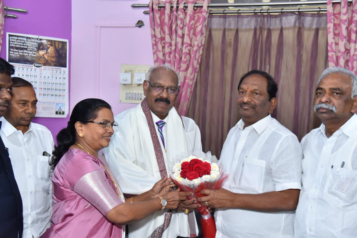 Koppulaeshwar1's tweet photo. ఈనెల 21న హైదరాబాద్ ఎల్బీ స్టేడియం లో నిర్వహించనున్న  క్రిస్మస్ వేడుకల్లో పాల్గొనాలని అబిడ్స్ చాపెల్ రోడ్ లోని  బిషప్ హౌస్ కు వెళ్లి స్వయంగా ఆహ్వానపత్రిక అందచేసి మెథడిస్ట్ బిషప్ ఏం. ఏ.డానియల్ గారిని ఆహ్వానించడం జరిగింది. @TelanganaCMO
@BRSparty @KTRTRS @trsharish https://t.co/5o2U31rZ33
