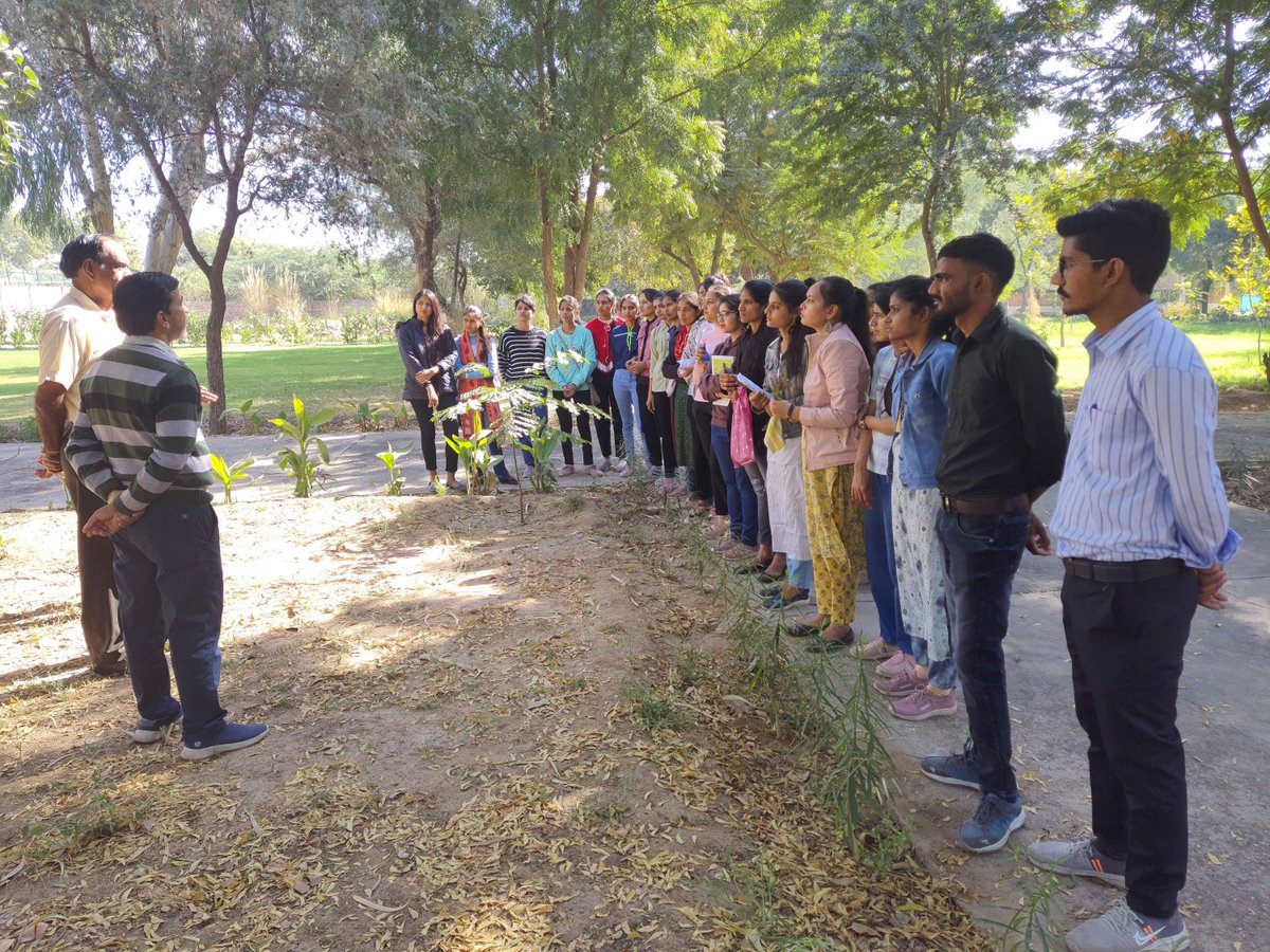 bsi_moefcc's tweet photo. A group of https://t.co/YyIsLl4tE6. students from Shri Bhagwandas Todi College, Lachhmangarh, Shikar, #Rajasthan have ​visited the Garden, Herbarium, and Museum of @bsi_moefcc #AZRC #Jodhpur today. https://t.co/s2fXI0jCip