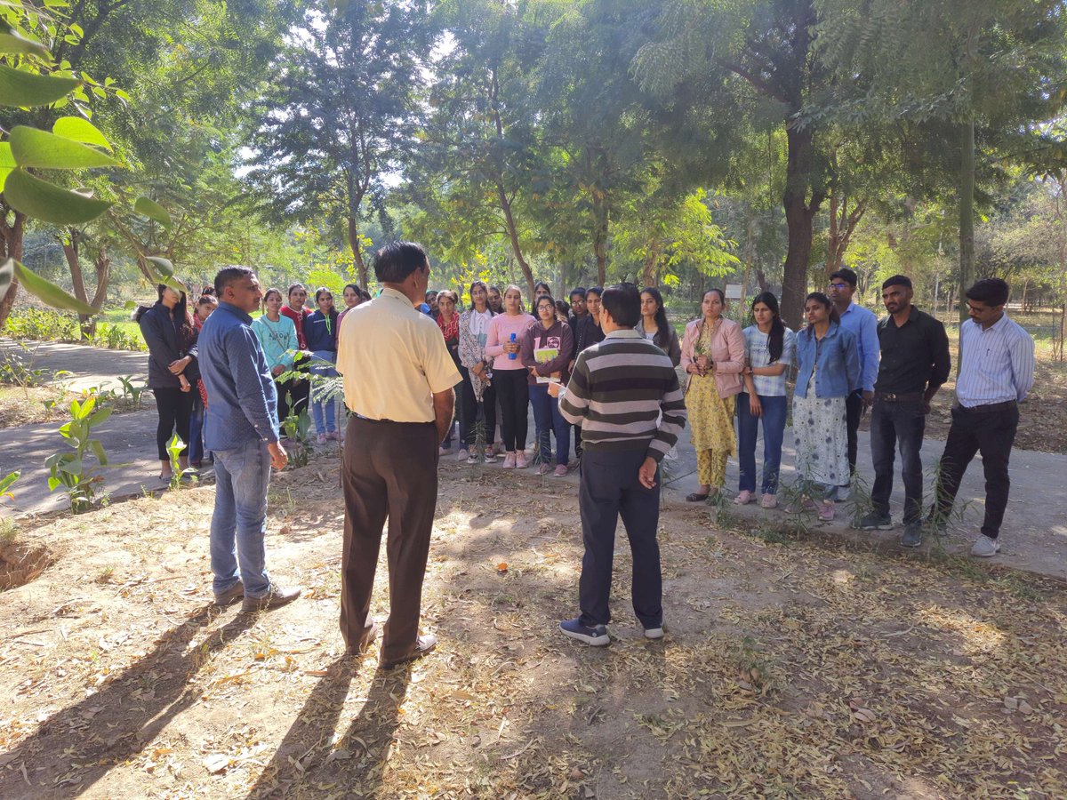 bsi_moefcc's tweet photo. A group of https://t.co/YyIsLl4tE6. students from Shri Bhagwandas Todi College, Lachhmangarh, Shikar, #Rajasthan have ​visited the Garden, Herbarium, and Museum of @bsi_moefcc #AZRC #Jodhpur today. https://t.co/s2fXI0jCip