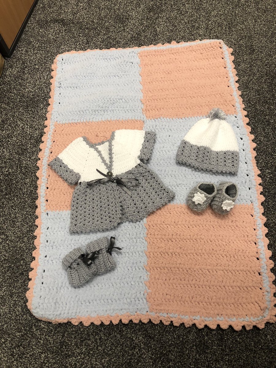 TabbyLavi's tweet photo. One of my work colleagues’ mum knitted this little set for our impending arrival. What a lucky little girl she is 🥹😍💕 #countdowntomaternity #fivedaysleft https://t.co/p9gSGU6d6r