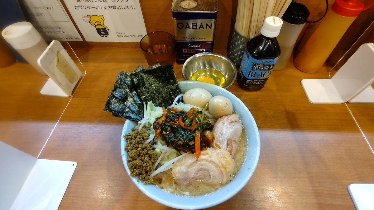 Boss222C's tweet photo. 昨日の夜🍜

BooBoo太郎。＠中央区中央
小ラーメンニラキムチ海苔生卵味玉味玉カラメアレ（カレー君）

日曜の夜に豚脂補給。30人以上の並び！アレを生卵に移して久々に大好きなカレー生卵、旨ぇ！でっかい端ブタあざっす！

ごちそうさまでした☆

#BooBoo太郎。 https://t.co/9Xt1CBKjMK