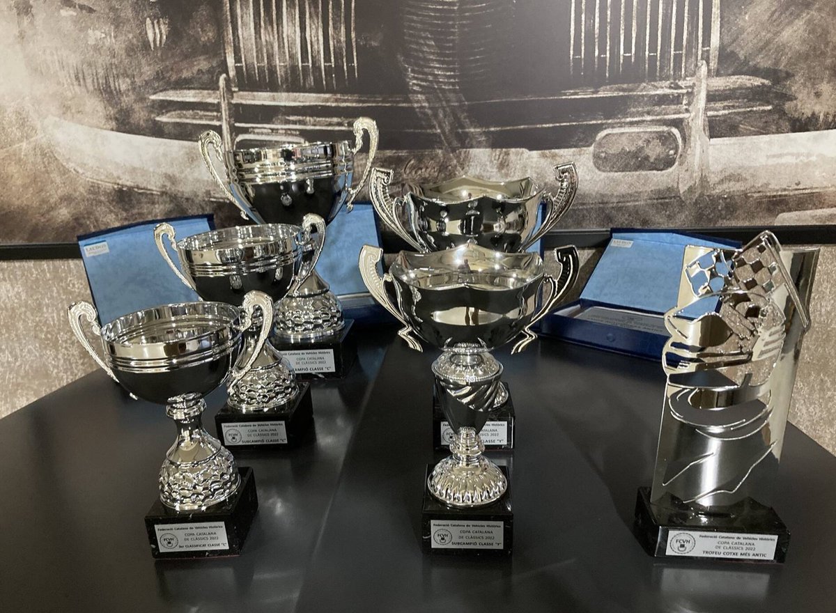 El passat dimecres 14 de desembre es va entregar els trofeus als guanyadors de la #CopaCatalanaClàssics2022 i un reconeixement als clubs organitzadors de les diferents curses, per part del President de la Federació. 

Gràcies a tots per la participació!

fcvh.cat/ca/automocio/f…