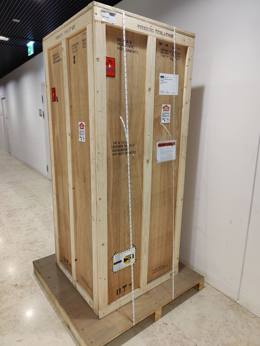 PolshynLab's tweet photo. Our first cryogenic system arrived this frosty morning. What a great way to kick off this holiday season! Thanks to Santa's helpers from @OxInst https://t.co/0zoeARIlw7