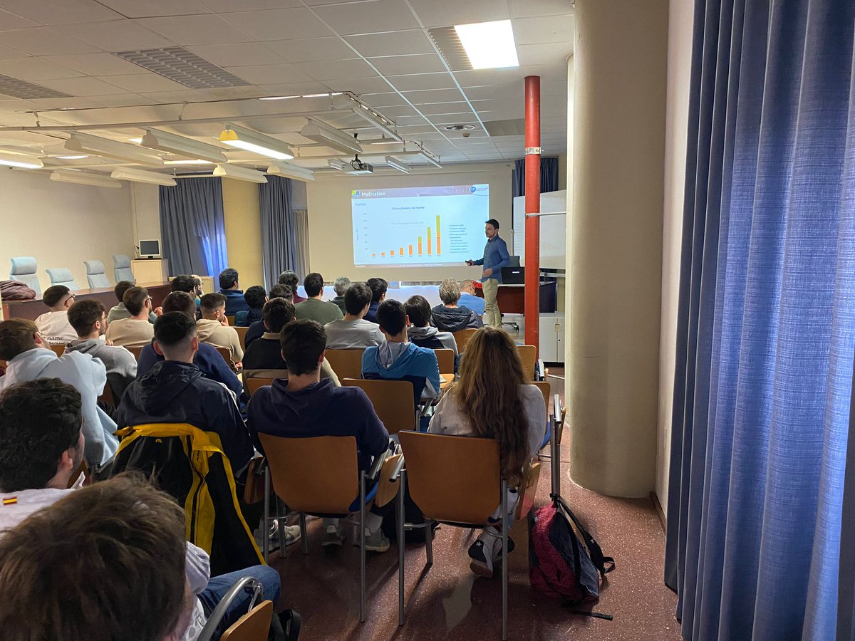 david_goan's tweet photo. It's always a pleasure to come back to Málaga.

This time it was more special: last Friday I gave a lecture to undergraduate and master students at @etsit_uma to bring them closer to the field of silicon photonics and research 🔆⚠️👩🏼‍🔬

#outreach #science https://t.co/87HxPVez7s