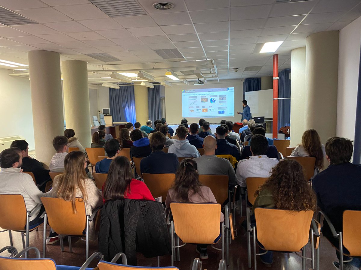 david_goan's tweet photo. It's always a pleasure to come back to Málaga.

This time it was more special: last Friday I gave a lecture to undergraduate and master students at @etsit_uma to bring them closer to the field of silicon photonics and research 🔆⚠️👩🏼‍🔬

#outreach #science https://t.co/87HxPVez7s