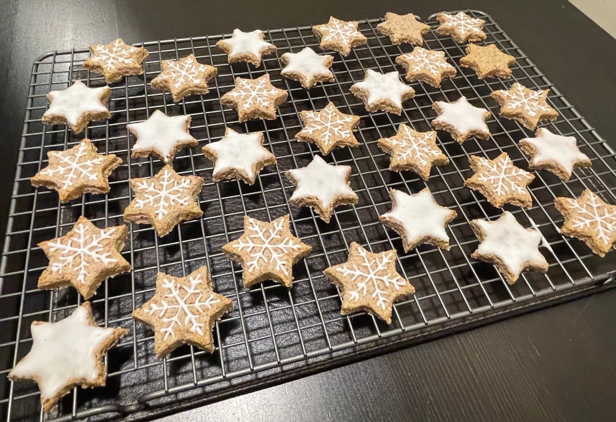 mimi_yukikoty's tweet photo. Zimtsterne完成しました🌟
ソフトな食感でナッツの旨味がギュッと凝縮されていて美味しい😍マカロンのようなマジパンのような…!
一番手間がかかったクッキーですが作ったかいがありました❄️
#クリスマスクッキー #グルテンフリー
#オイルフリー #JustInCooking
#お菓子作り好きな人と繋がりたい https://t.co/7jDiTjJdAl