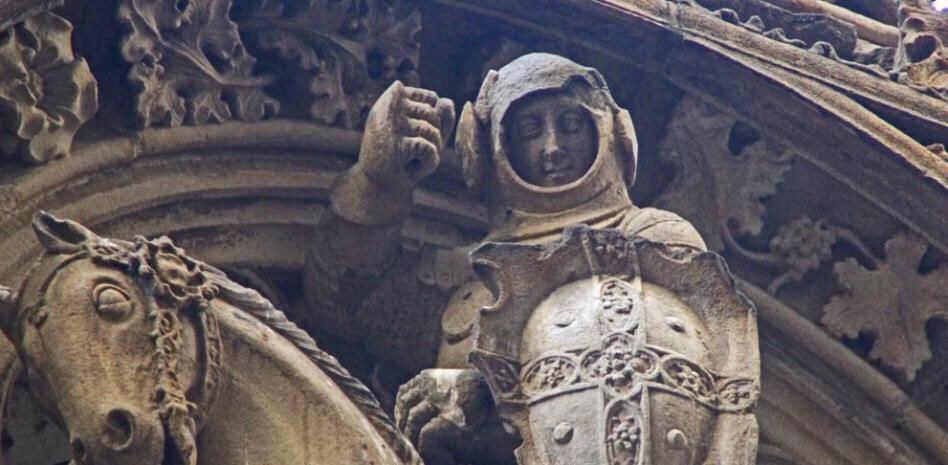 cati_haro's tweet photo. @Fgdesnoyer @NikSamotracia @francescrotger @tonirotget @elbarroquista @itineratur O el astronauta de la escultura de Sant Jordi, de principios del siglo XV, en la fachada lateral del Palau de la Generalitat, en Barcelona. https://t.co/lF4VVgeJno