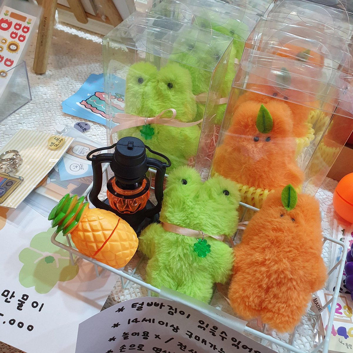 hee_2458's tweet photo. (RT+팔로 이벤트)
여전히 뜨개구리는 못만들지만
털개구리는 잘만드시는 엄마의 인형
이벤트합니다...! 서일페에도 데려갈
예정이에요 페어무사히 끝나고 당발!
천 특성상 털빠짐이 있을수 있어요 괜찮으신 한분께 한마리 반값택배로 보내드리겠습니다 (털안에 입도있음) https://t.co/ddtQQM8vJs